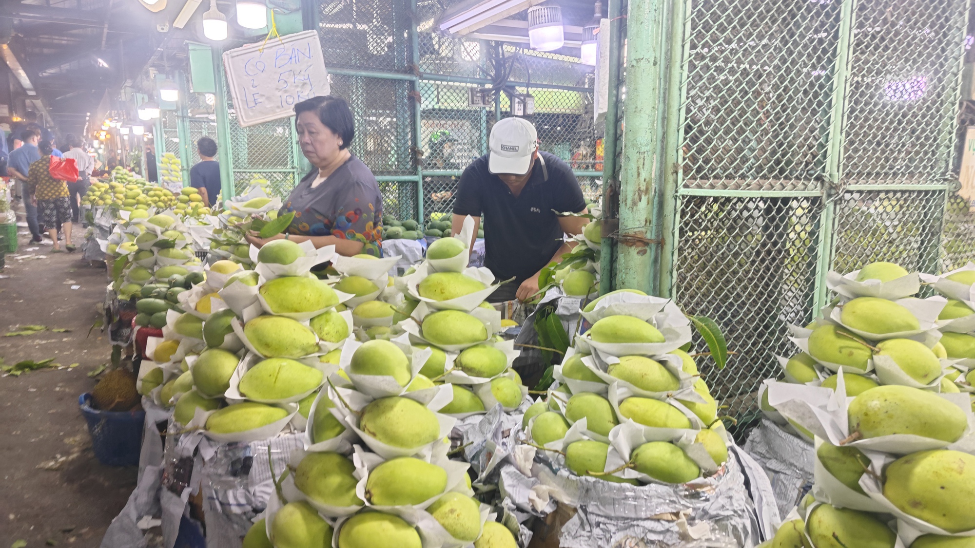 Cận cảnh chợ đầu mối ở TP HCM đêm 23 rạng sáng 24 Tết - Ảnh 3