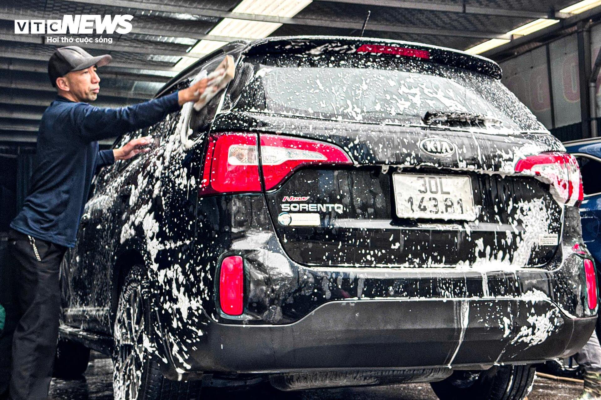 Dịch vụ rửa xe tăng giá 5 lần ngày cận Tết, khách phải chờ 4 tiếng mới tới lượt - Ảnh 3