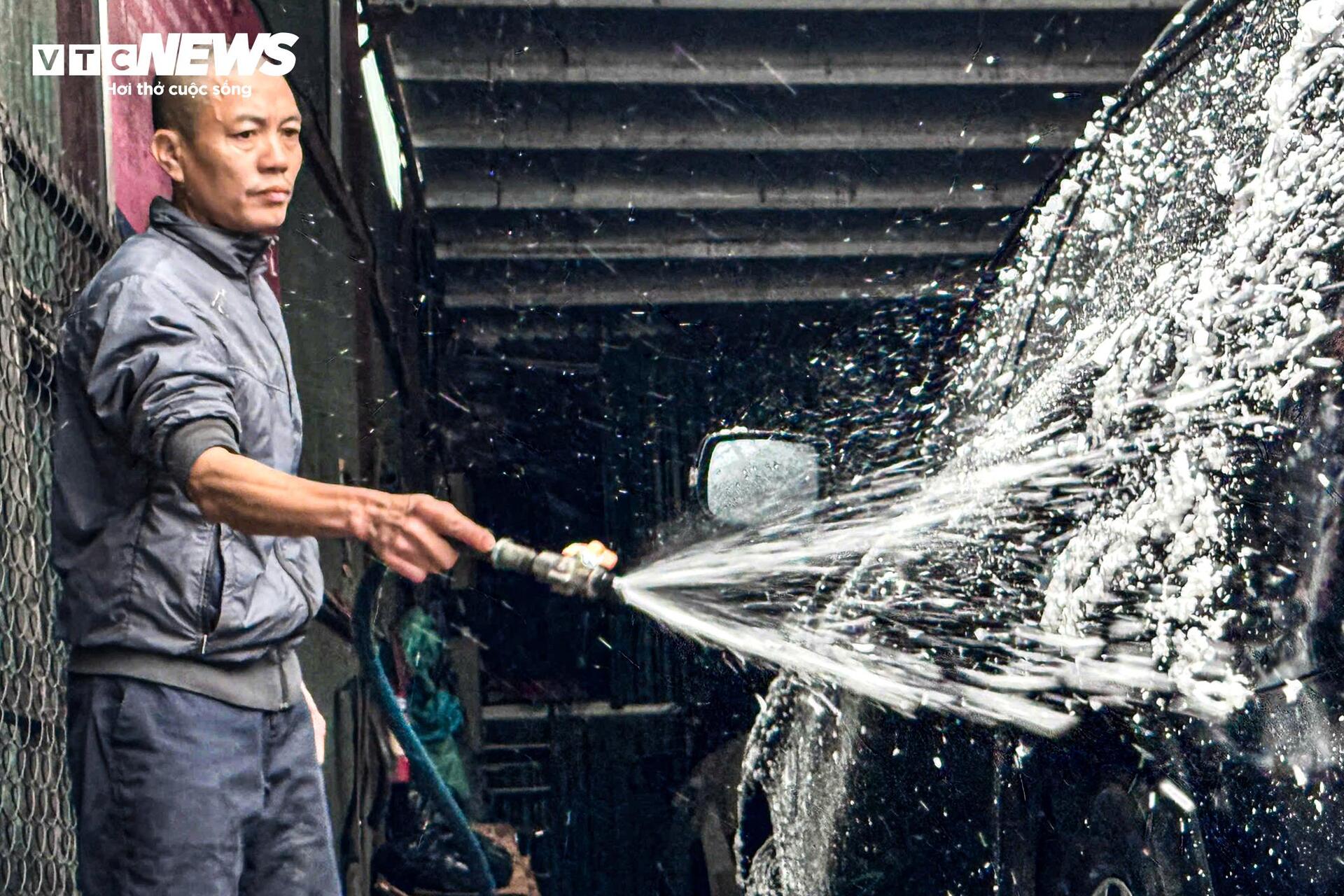 Dịch vụ rửa xe tăng giá 5 lần ngày cận Tết, khách phải chờ 4 tiếng mới tới lượt - Ảnh 4