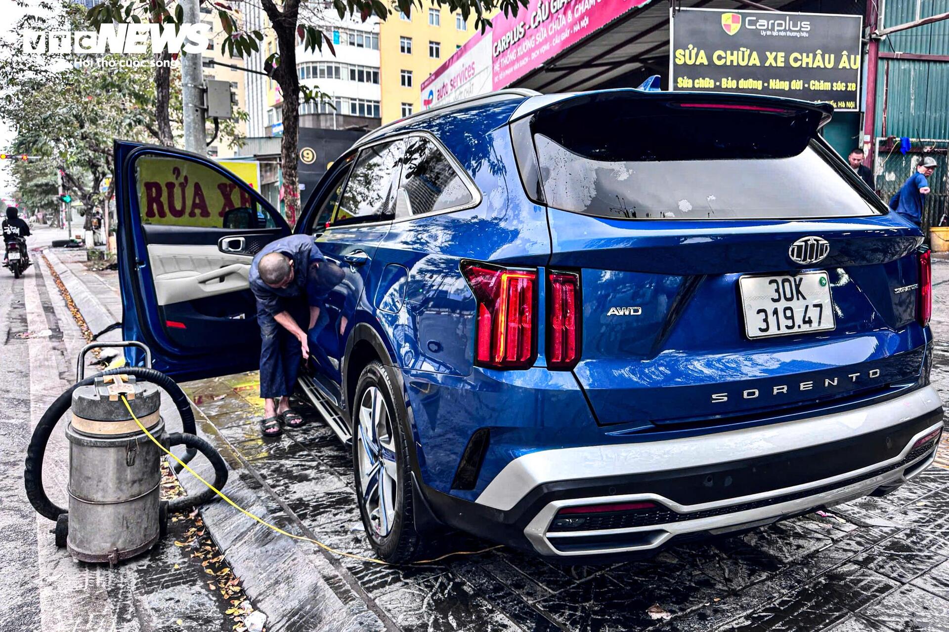 Dịch vụ rửa xe tăng giá 5 lần ngày cận Tết, khách phải chờ 4 tiếng mới tới lượt - Ảnh 2