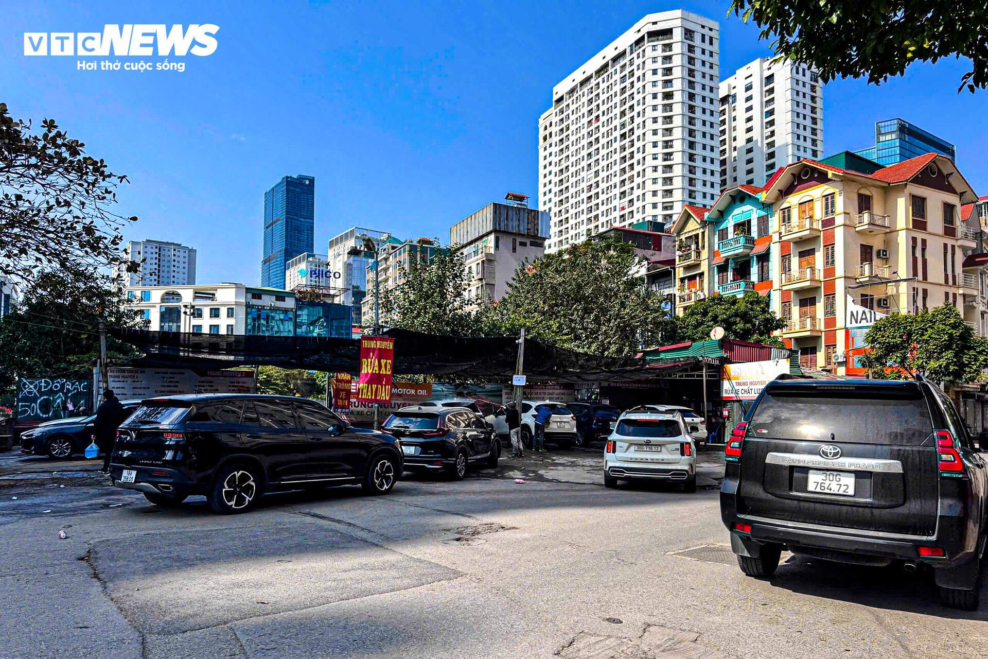 Dịch vụ rửa xe tăng giá 5 lần ngày cận Tết, khách phải chờ 4 tiếng mới tới lượt - Ảnh 1