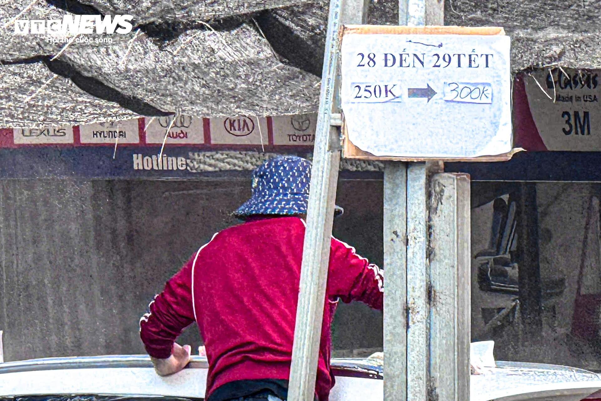 Dịch vụ rửa xe tăng giá 5 lần ngày cận Tết, khách phải chờ 4 tiếng mới tới lượt - Ảnh 6