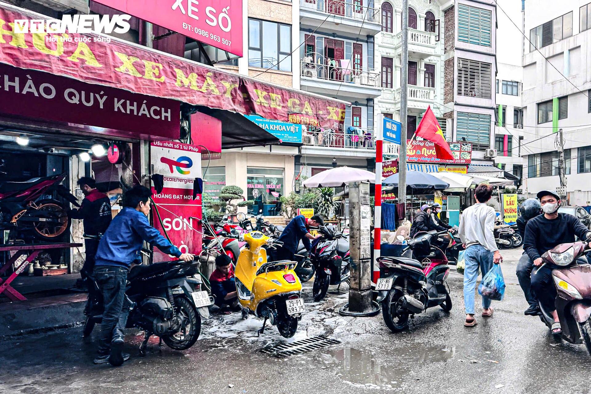 Dịch vụ rửa xe tăng giá 5 lần ngày cận Tết, khách phải chờ 4 tiếng mới tới lượt - Ảnh 9