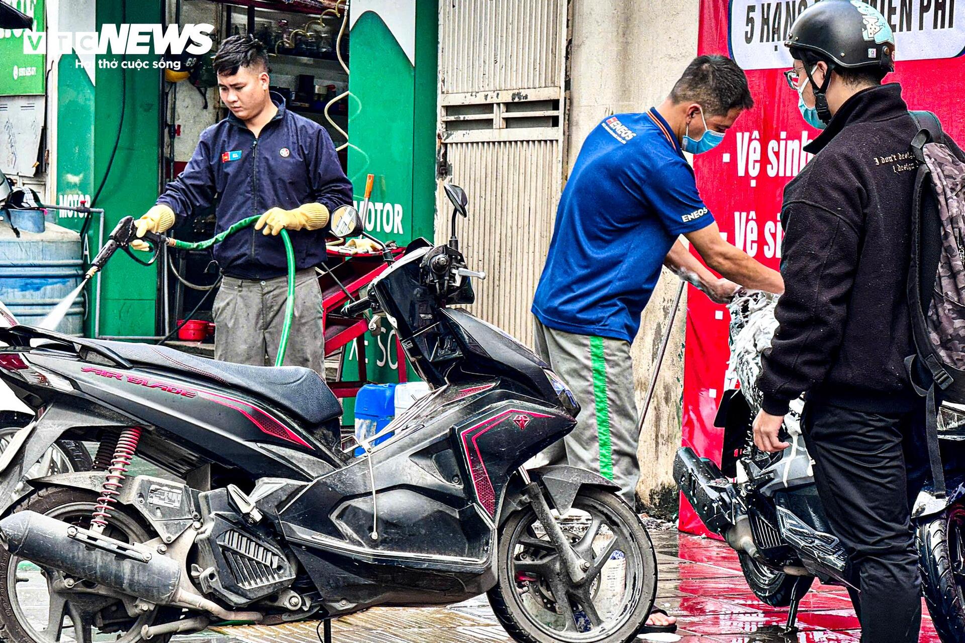 Dịch vụ rửa xe tăng giá 5 lần ngày cận Tết, khách phải chờ 4 tiếng mới tới lượt - Ảnh 10