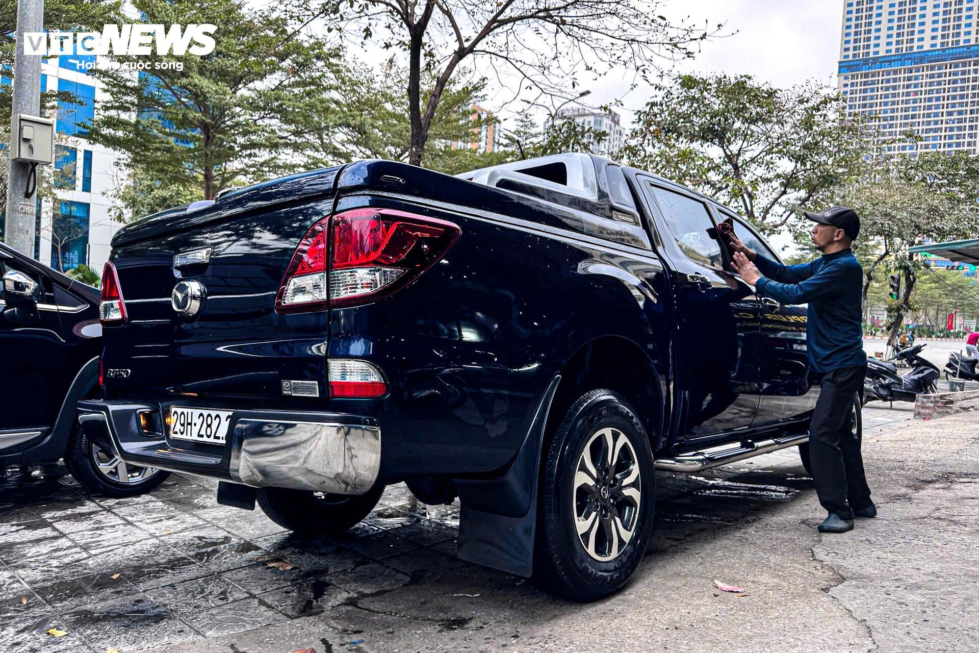 Dịch vụ rửa xe tăng giá 5 lần ngày cận Tết, khách phải chờ 4 tiếng mới tới lượt - Ảnh 7