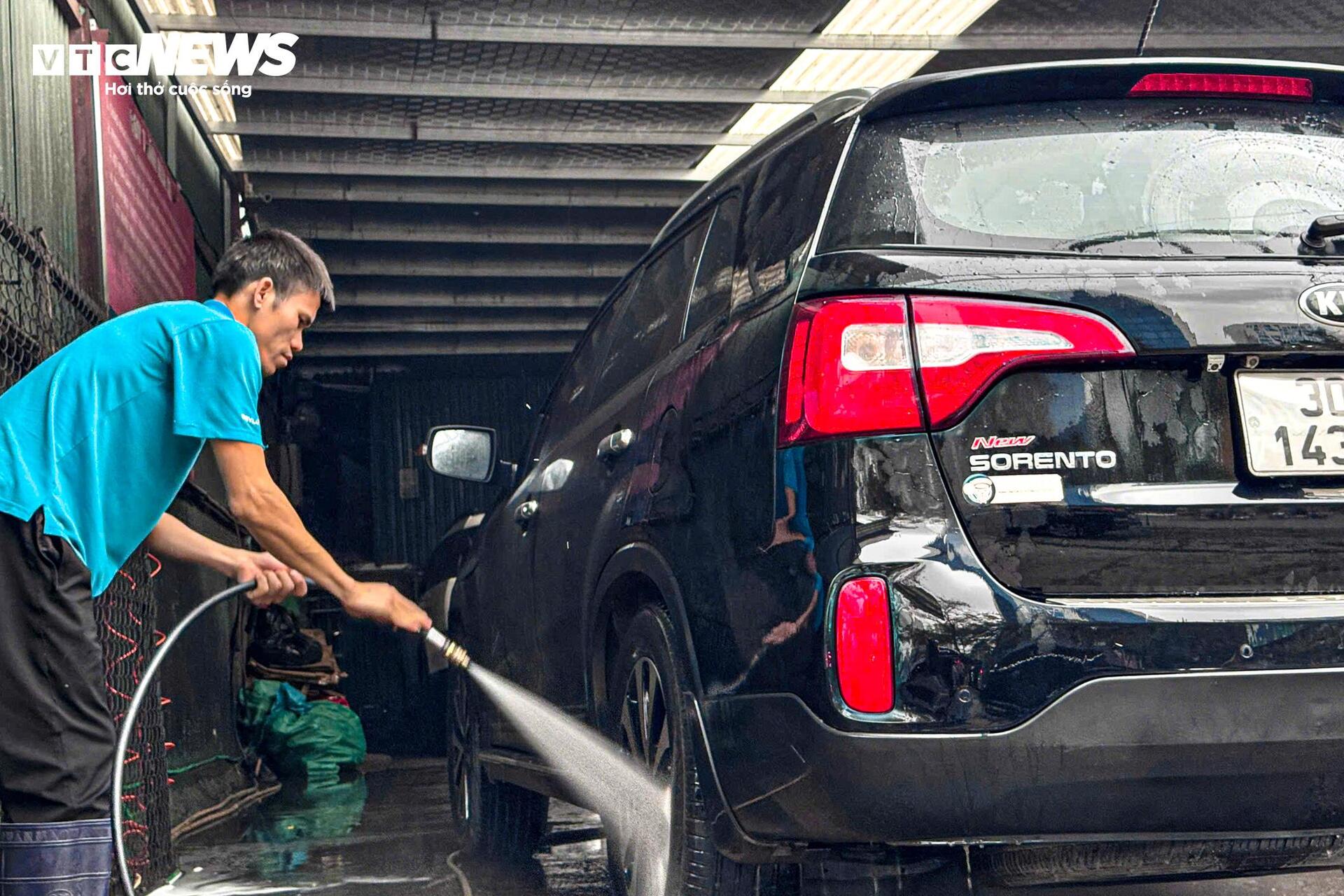 Dịch vụ rửa xe tăng giá 5 lần ngày cận Tết, khách phải chờ 4 tiếng mới tới lượt - Ảnh 8