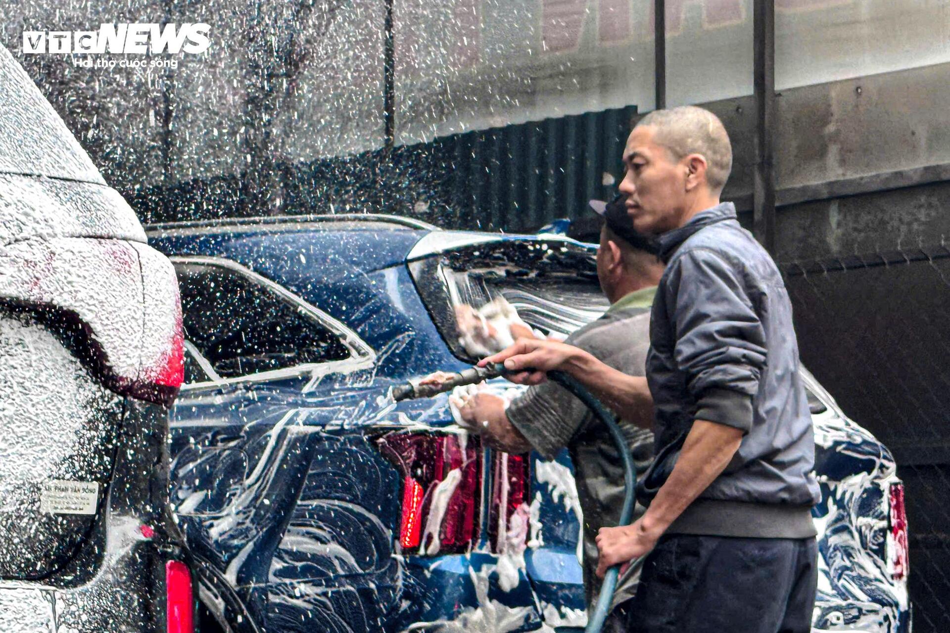 Dịch vụ rửa xe tăng giá 5 lần ngày cận Tết, khách phải chờ 4 tiếng mới tới lượt - Ảnh 5