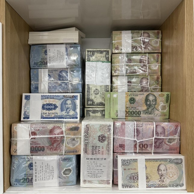 Đổi tiền lì xì Tết: Ngân hàng nói không, thị trường nóng bỏng - Ảnh 1