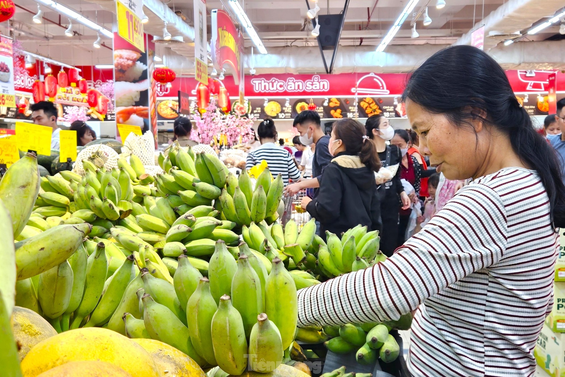 Đi sắm Tết: Siêu thị đông nghịt, chợ truyền thống vắng hoe - Ảnh 5