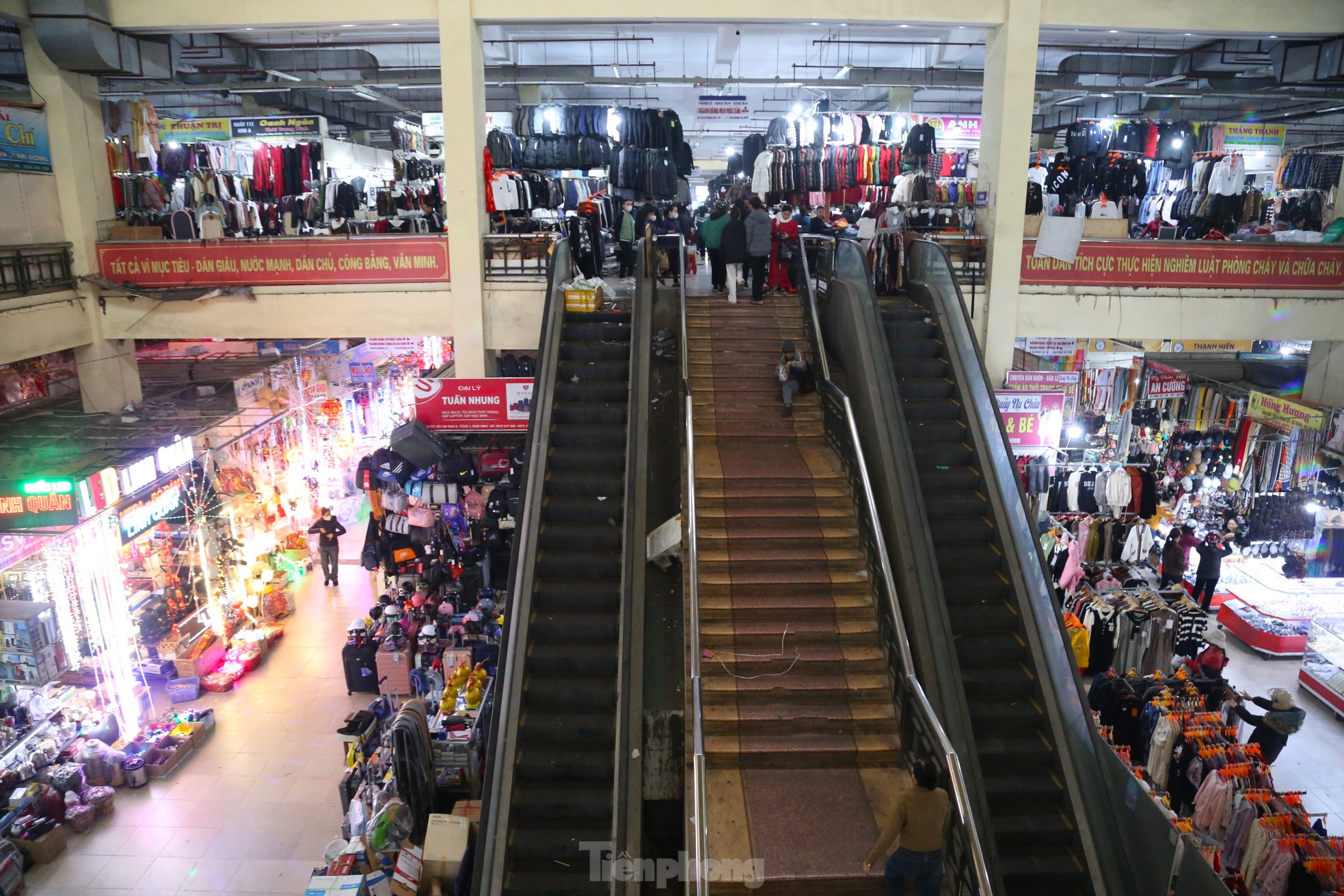 Đi sắm Tết: Siêu thị đông nghịt, chợ truyền thống vắng hoe - Ảnh 9