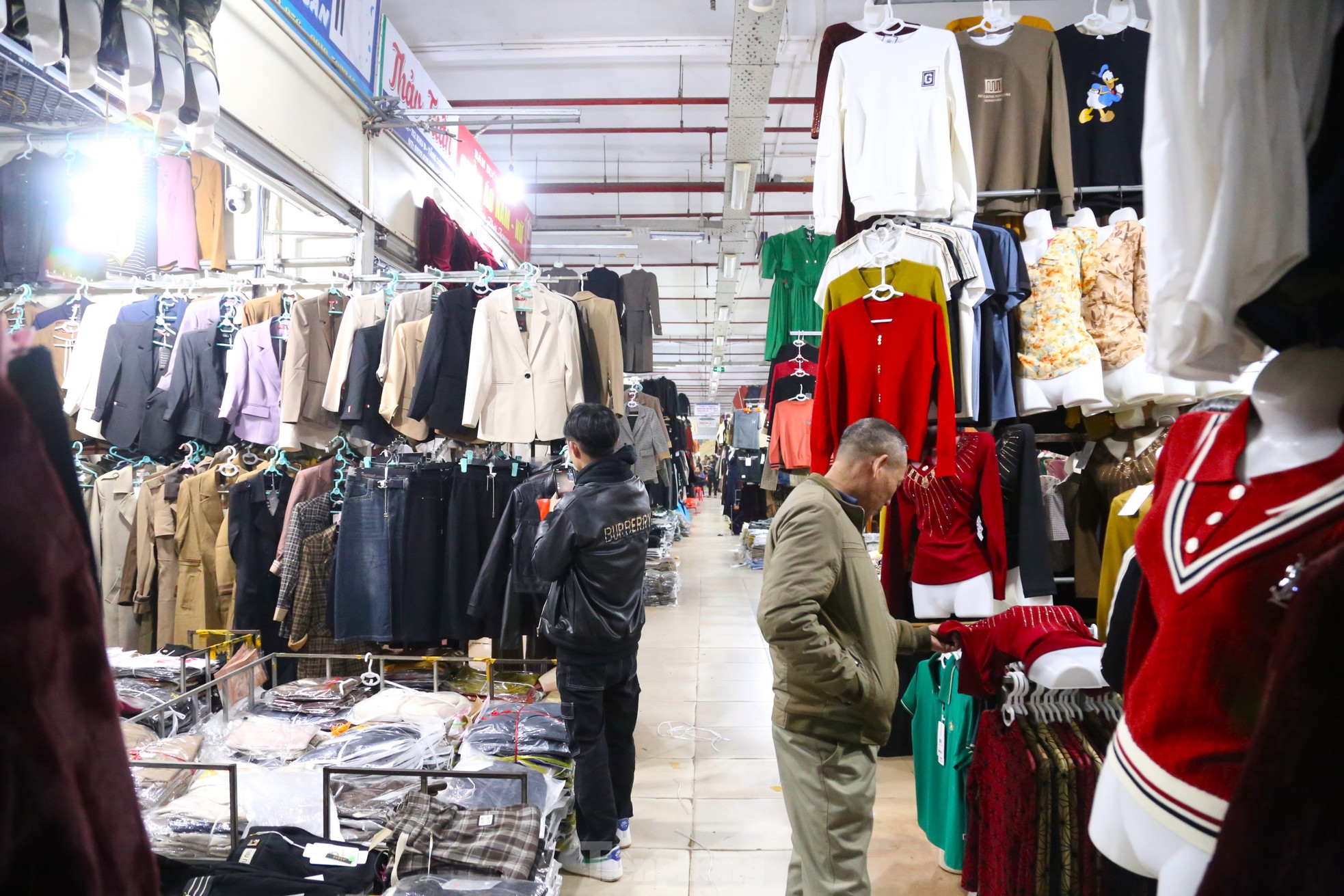 Đi sắm Tết: Siêu thị đông nghịt, chợ truyền thống vắng hoe - Ảnh 10