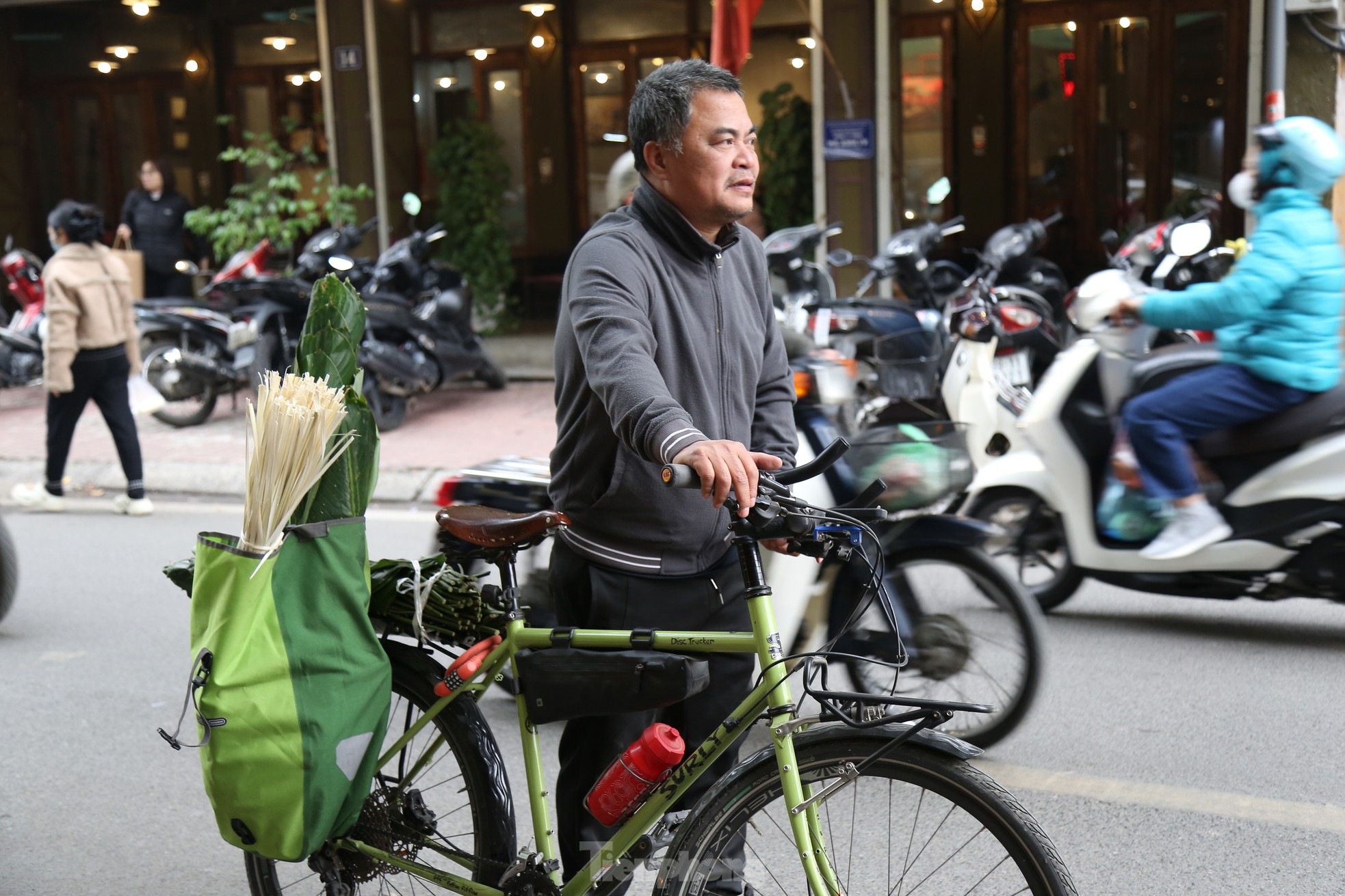 Chợ lá dong lâu đời nhất Hà Nội tấp nập từ sáng đến tối - Ảnh 11