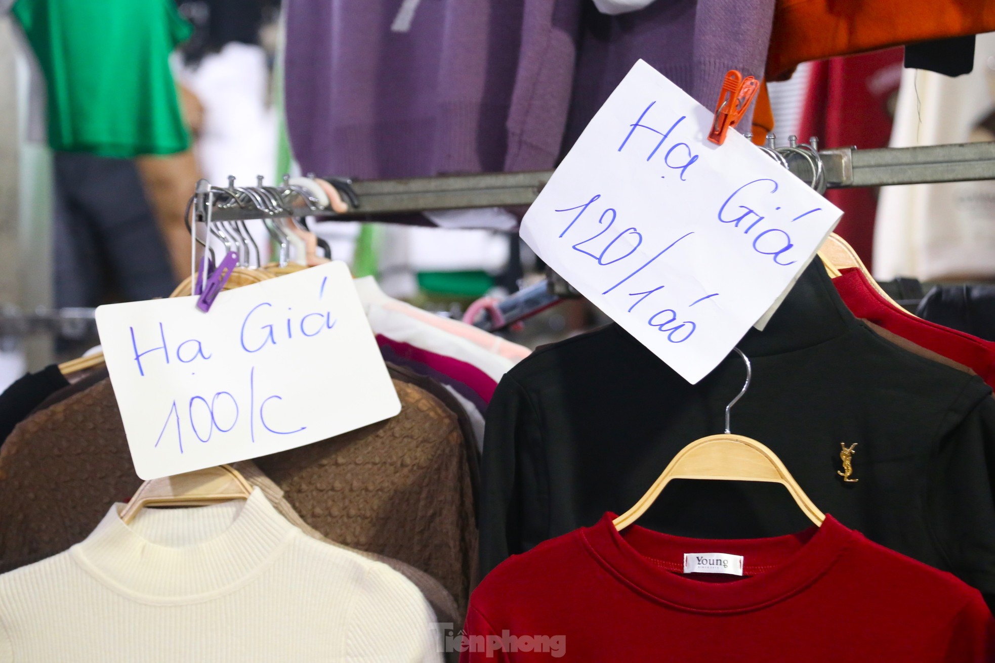 Đi sắm Tết: Siêu thị đông nghịt, chợ truyền thống vắng hoe - Ảnh 11