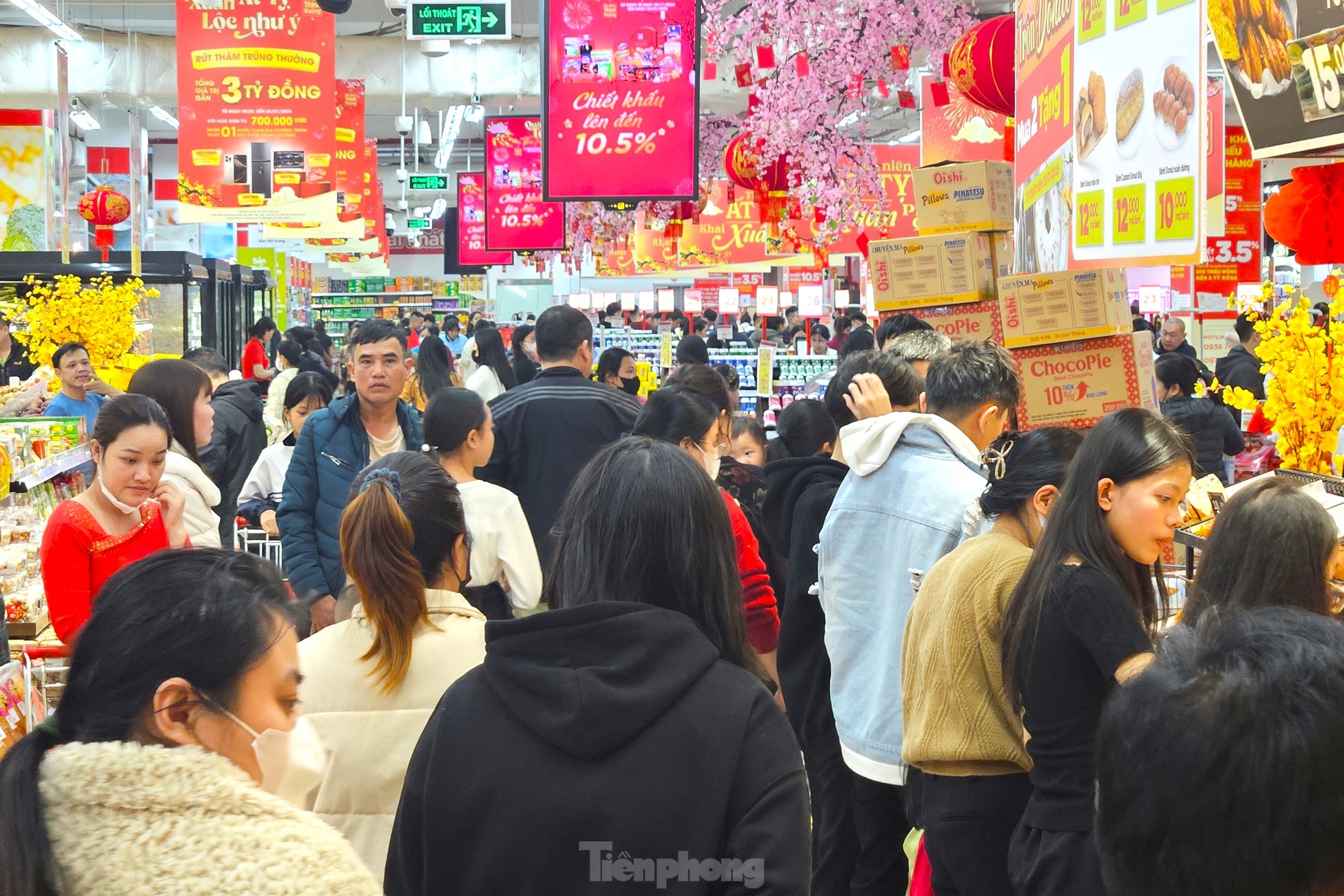 Đi sắm Tết: Siêu thị đông nghịt, chợ truyền thống vắng hoe - Ảnh 1
