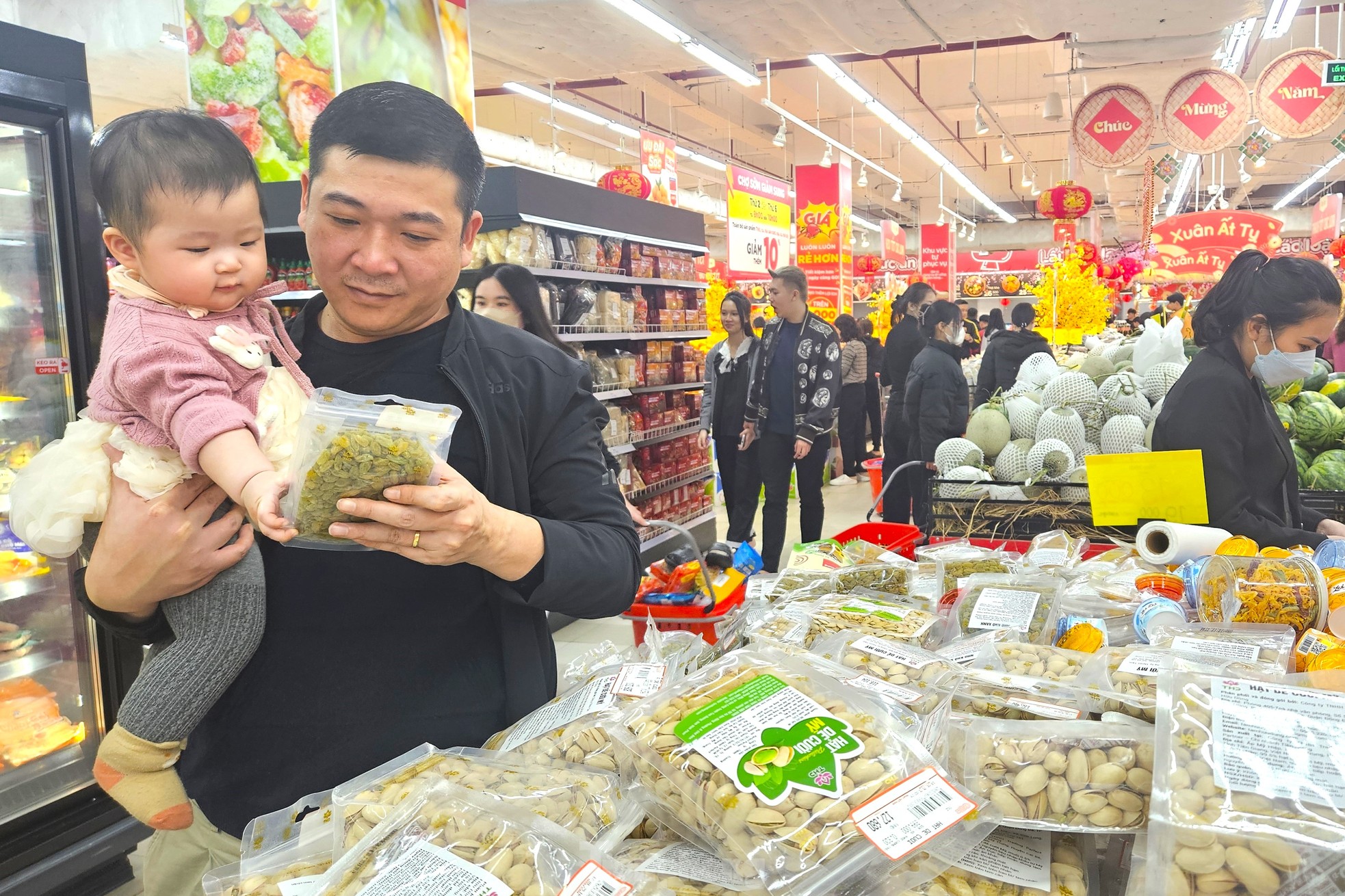 Đi sắm Tết: Siêu thị đông nghịt, chợ truyền thống vắng hoe - Ảnh 2