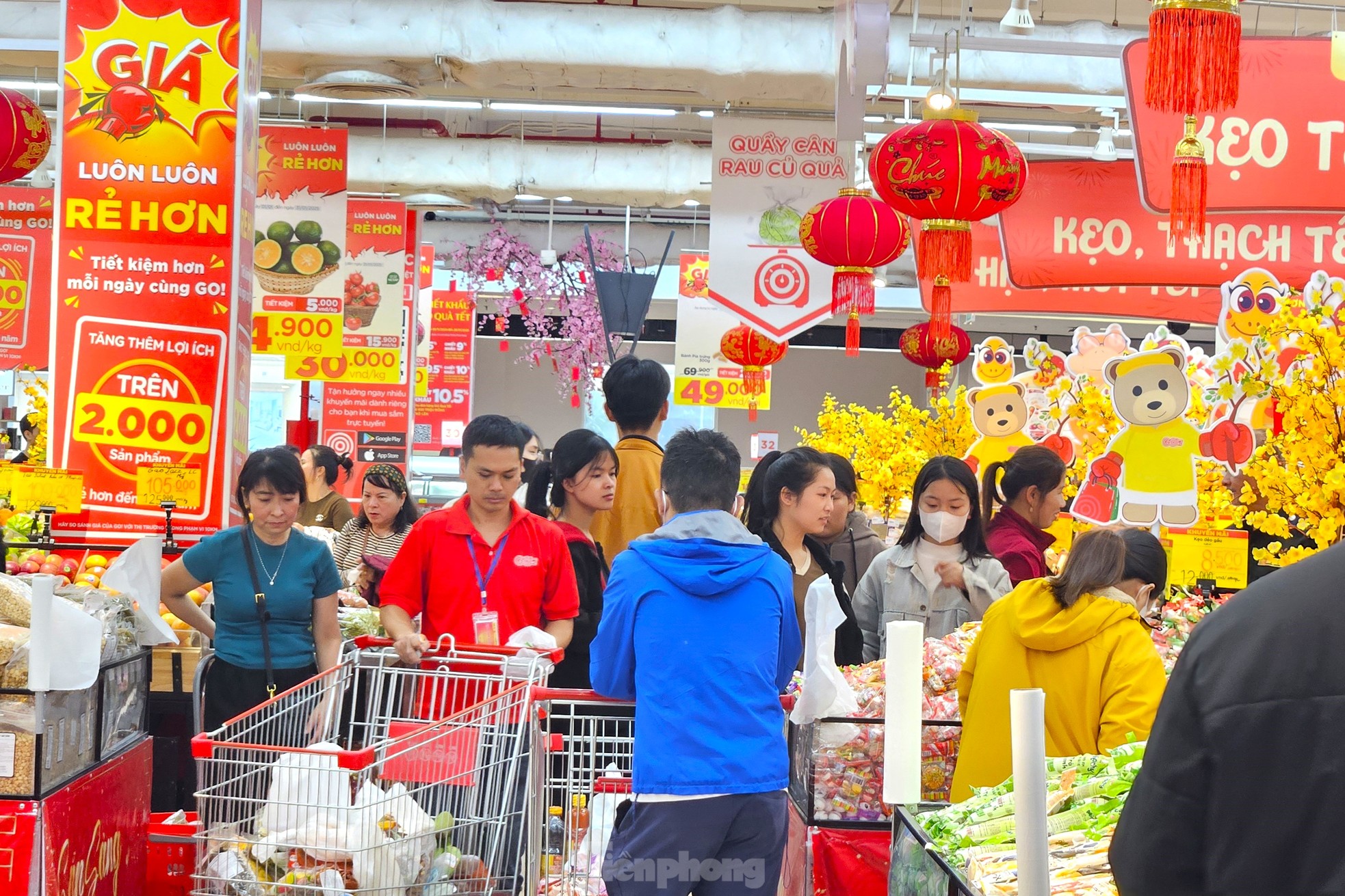 Đi sắm Tết: Siêu thị đông nghịt, chợ truyền thống vắng hoe - Ảnh 6