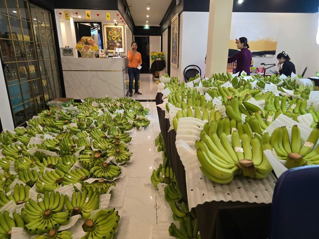 Chợ Tết ngày 26 tháng Chạp: Gần triệu đồng một nải chuối xanh, khách vẫn xuống tiền - Ảnh 3