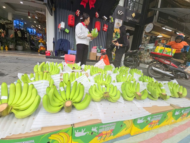 Chợ Tết ngày 26 tháng Chạp: Gần triệu đồng một nải chuối xanh, khách vẫn xuống tiền - Ảnh 4