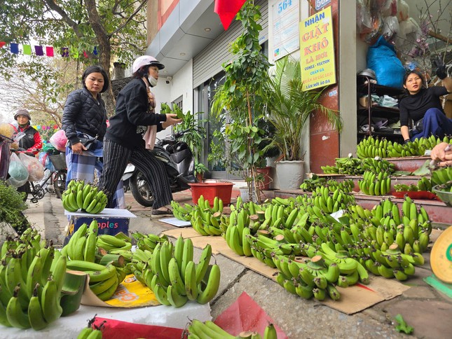 Chợ Tết ngày 26 tháng Chạp: Gần triệu đồng một nải chuối xanh, khách vẫn xuống tiền - Ảnh 1