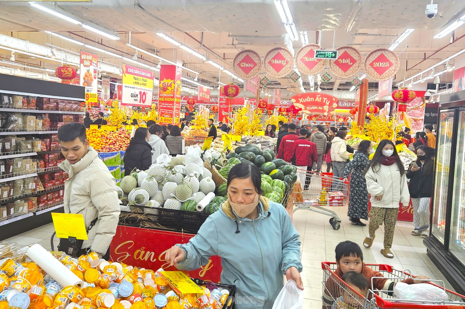 Đi sắm Tết: Siêu thị đông nghịt, chợ truyền thống vắng hoe - Ảnh 4