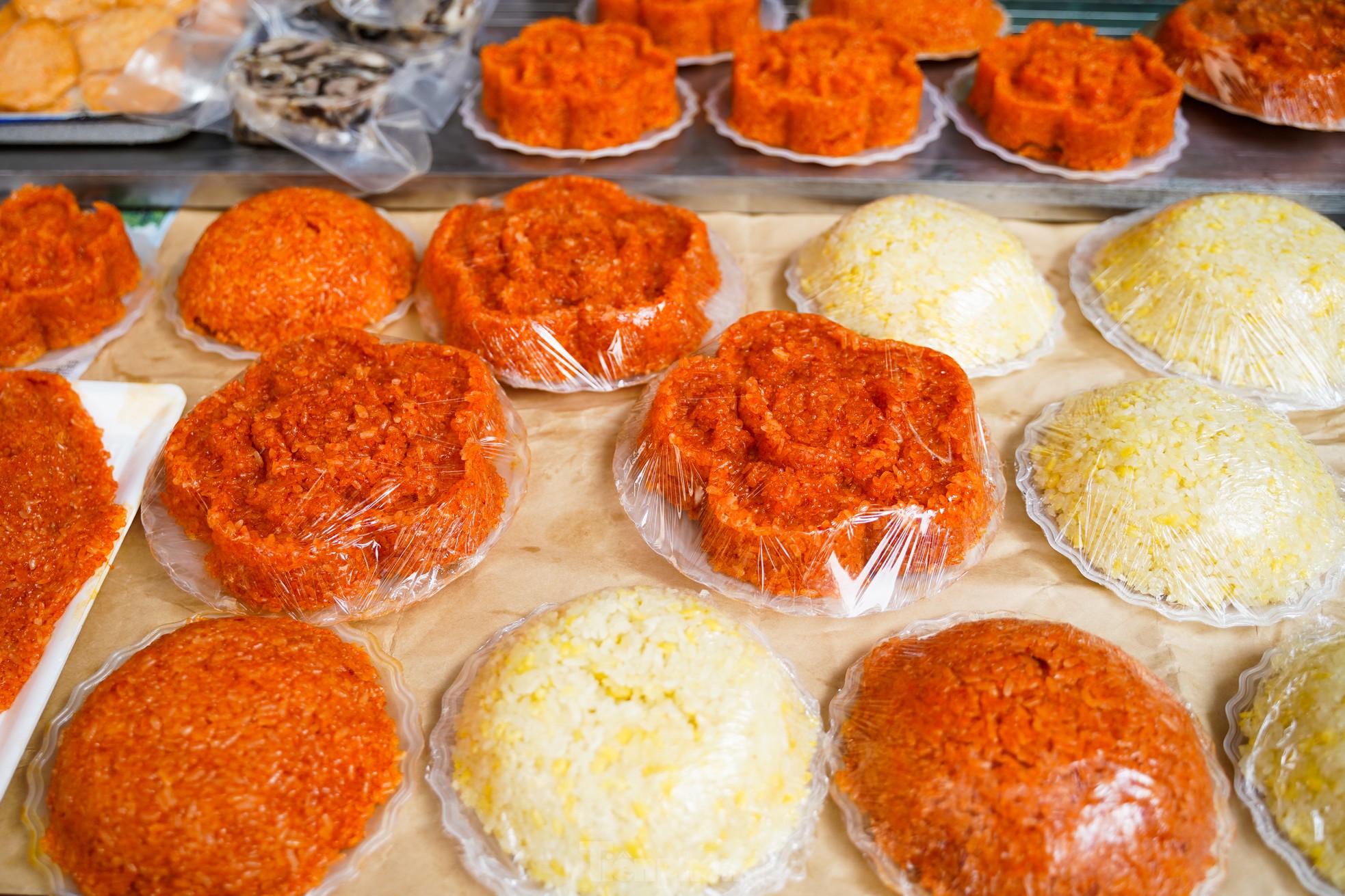 Tết ông Công ông Táo: Đồ cúng chế biến phong phú, gà ngậm hoa hồng giá 500.000đ/con - Ảnh 9