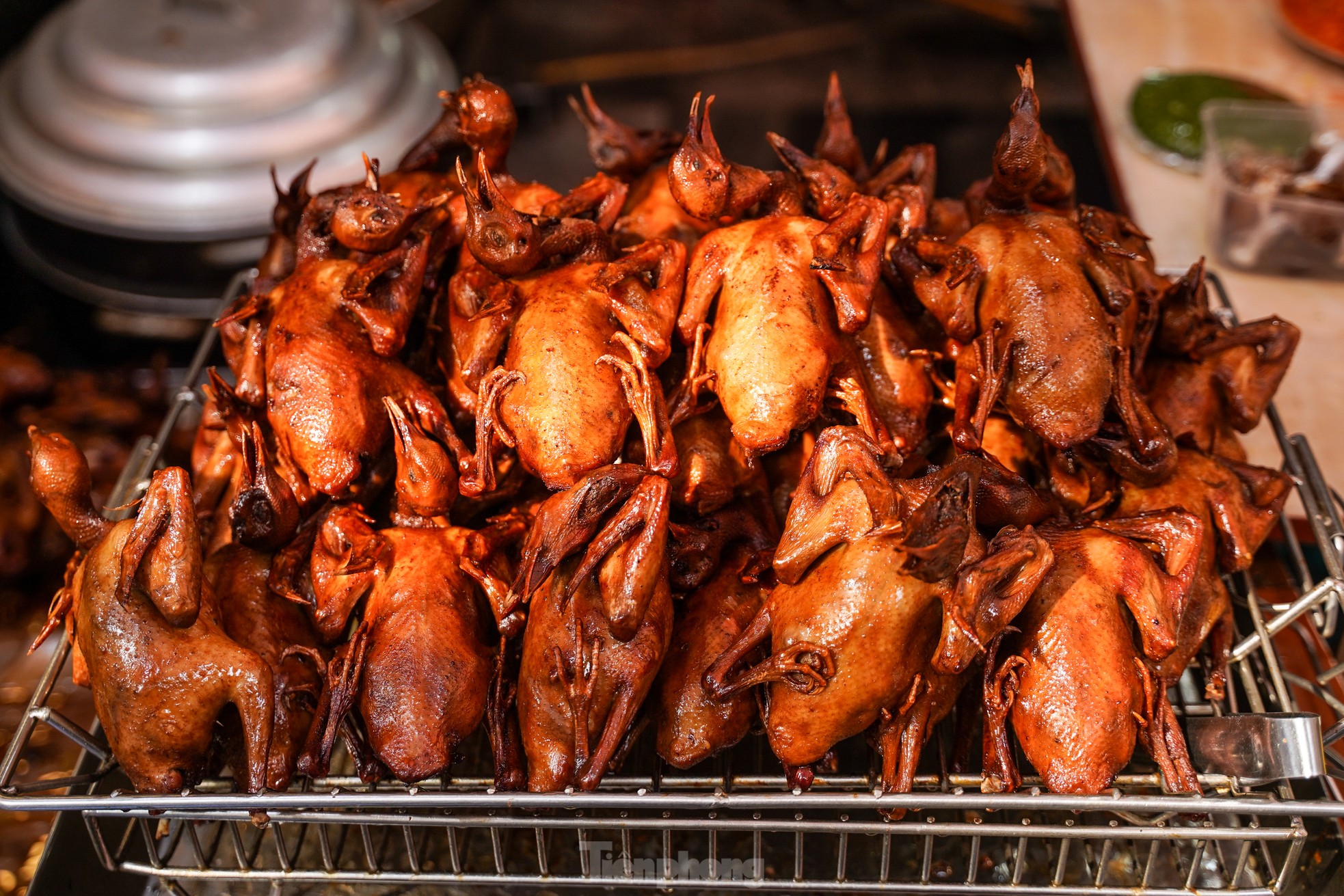 Tết ông Công ông Táo: Đồ cúng chế biến phong phú, gà ngậm hoa hồng giá 500.000đ/con - Ảnh 11