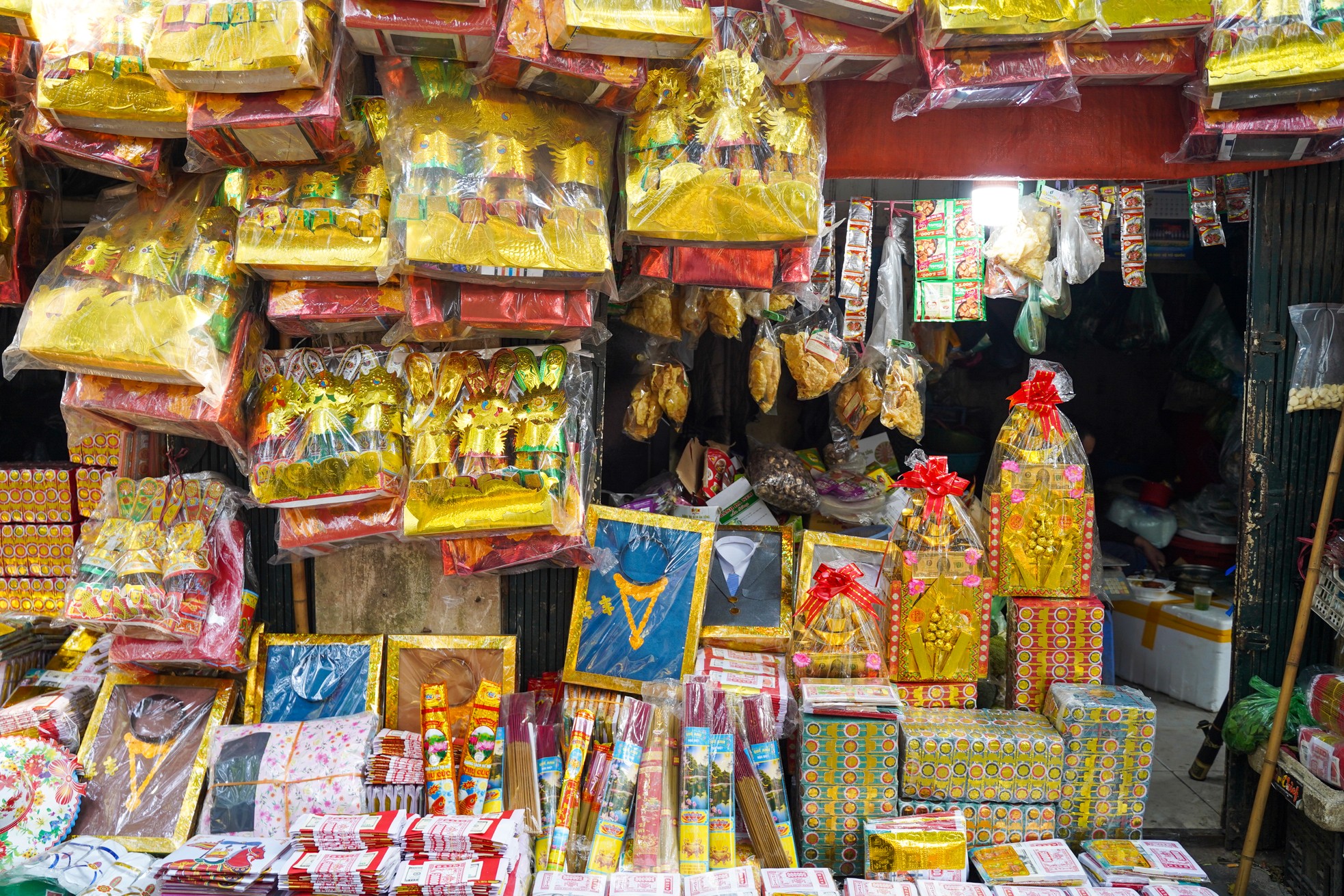 Tết ông Công ông Táo: Đồ cúng chế biến phong phú, gà ngậm hoa hồng giá 500.000đ/con - Ảnh 4