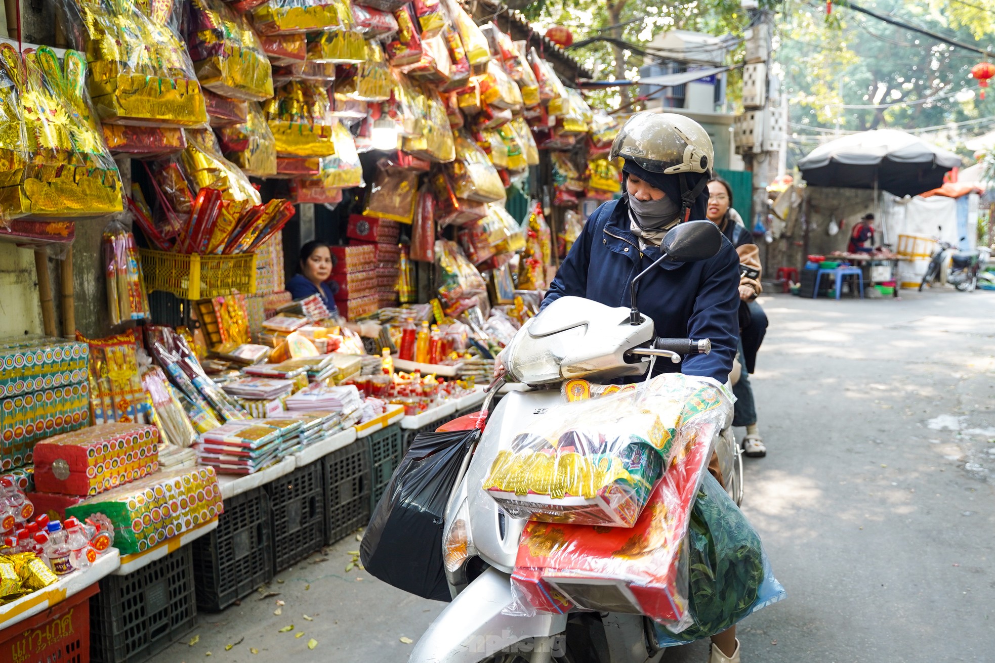 Tết ông Công ông Táo: Đồ cúng chế biến phong phú, gà ngậm hoa hồng giá 500.000đ/con - Ảnh 3