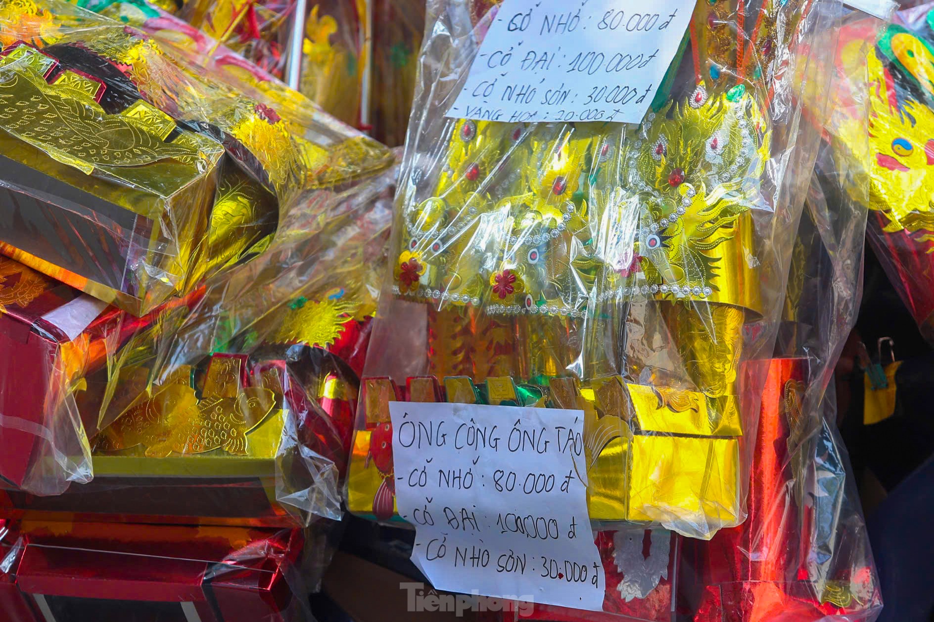 Tết ông Công ông Táo: Đồ cúng chế biến phong phú, gà ngậm hoa hồng giá 500.000đ/con - Ảnh 5