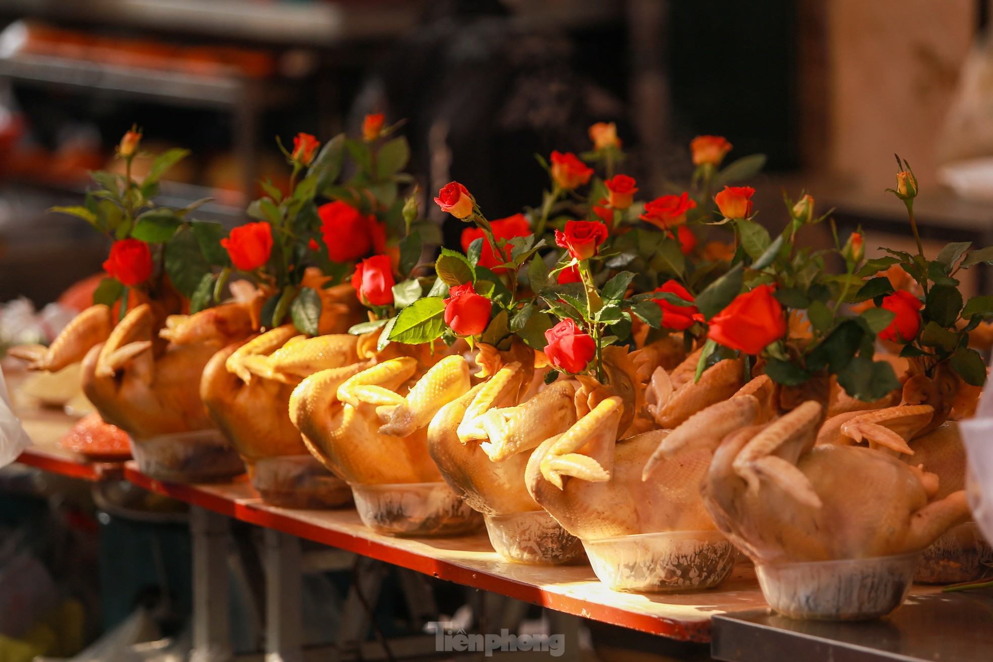 Tết ông Công ông Táo: Đồ cúng chế biến phong phú, gà ngậm hoa hồng giá 500.000đ/con - Ảnh 7