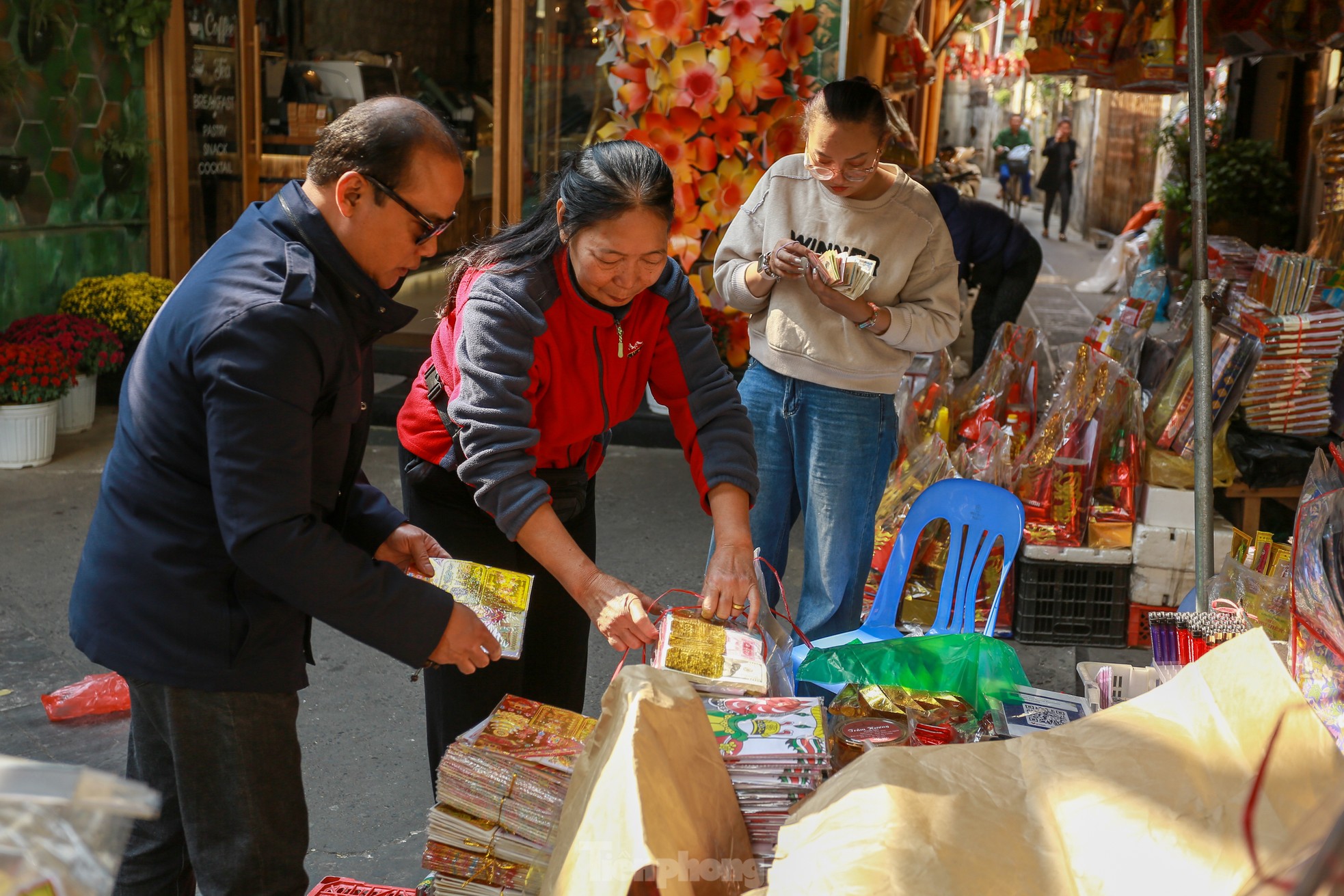 Tết ông Công ông Táo: Đồ cúng chế biến phong phú, gà ngậm hoa hồng giá 500.000đ/con - Ảnh 17