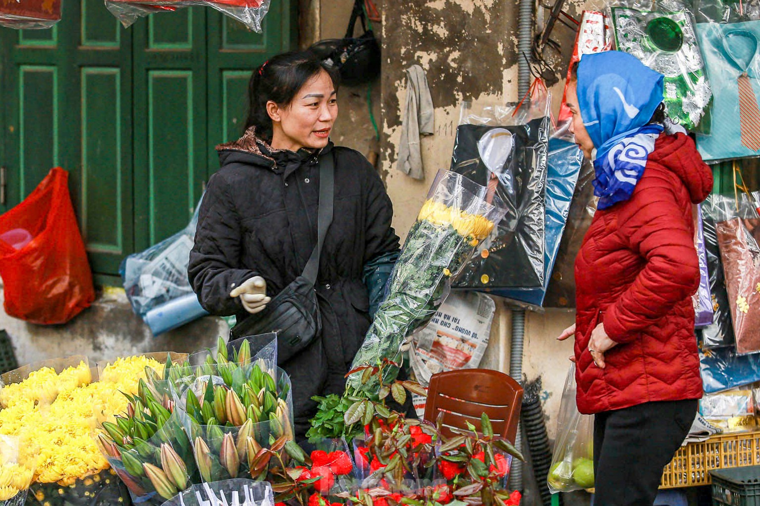 Tết ông Công ông Táo: Đồ cúng chế biến phong phú, gà ngậm hoa hồng giá 500.000đ/con - Ảnh 13