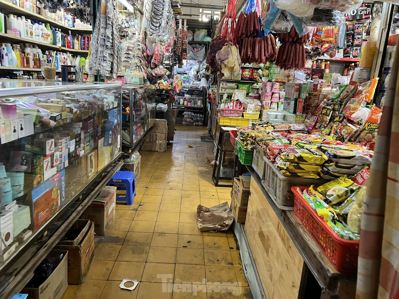 Tiểu thương rớm nước mắt 'chưa năm nào Tết lại ế ẩm thế này' - Ảnh 12