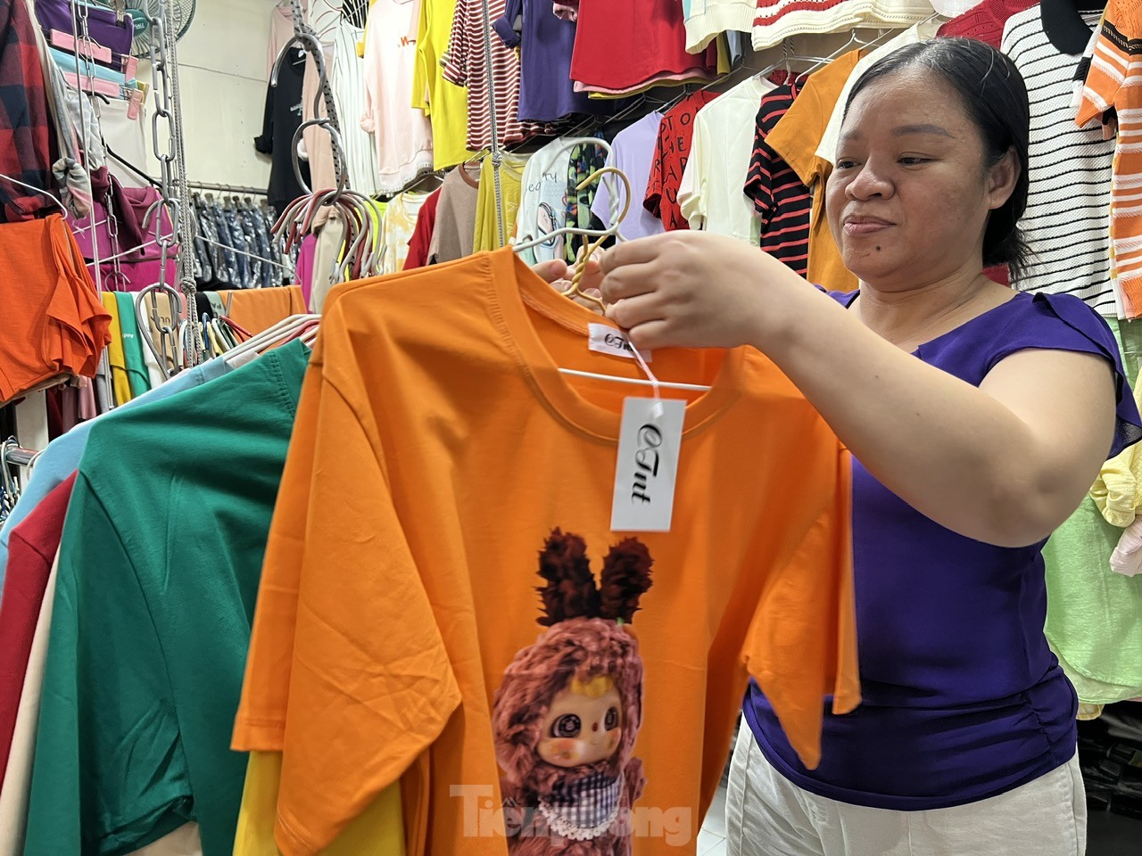 Tiểu thương rớm nước mắt 'chưa năm nào Tết lại ế ẩm thế này' - Ảnh 5