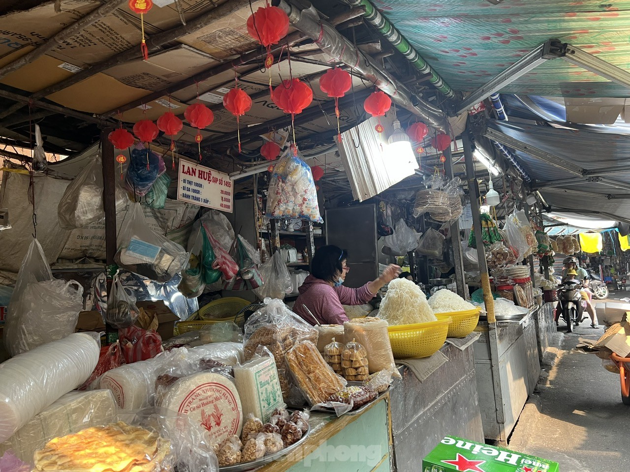 Tiểu thương rớm nước mắt 'chưa năm nào Tết lại ế ẩm thế này' - Ảnh 10