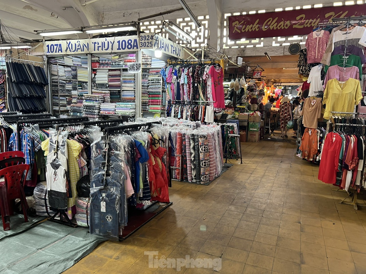 Tiểu thương rớm nước mắt 'chưa năm nào Tết lại ế ẩm thế này' - Ảnh 11