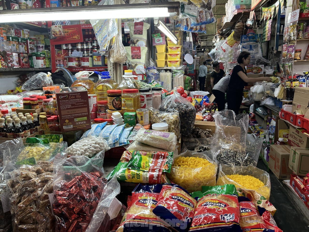 Tiểu thương rớm nước mắt 'chưa năm nào Tết lại ế ẩm thế này' - Ảnh 1