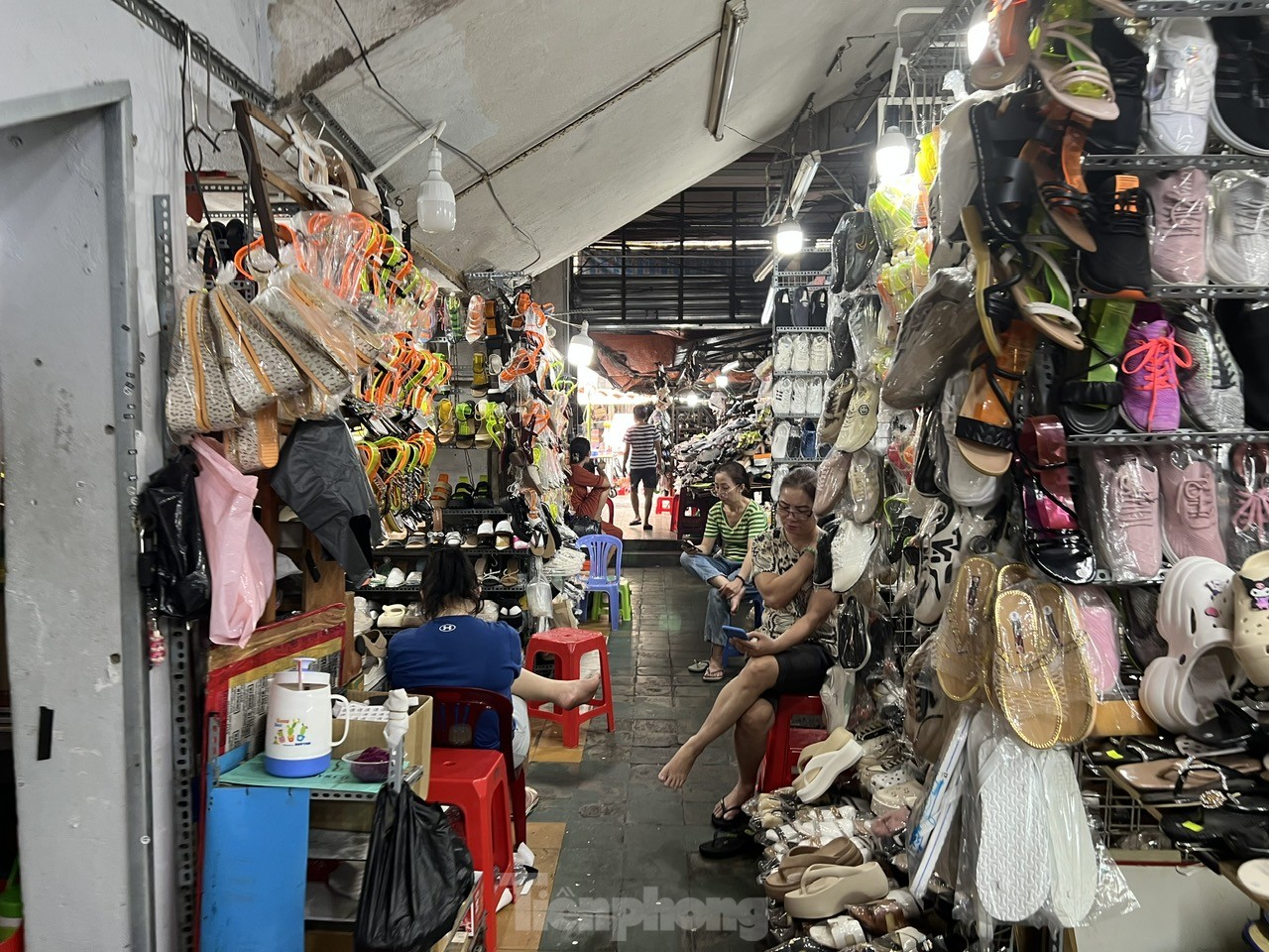 Tiểu thương rớm nước mắt 'chưa năm nào Tết lại ế ẩm thế này' - Ảnh 6