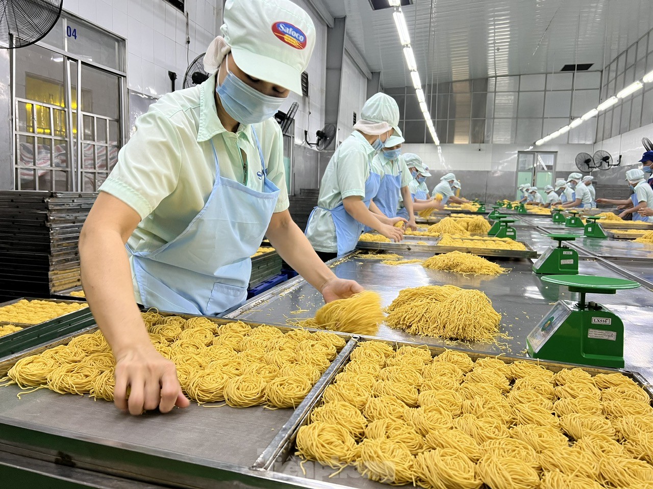 Lãnh đạo TPHCM bất ngờ 'vi hành' loạt siêu thị - Ảnh 2