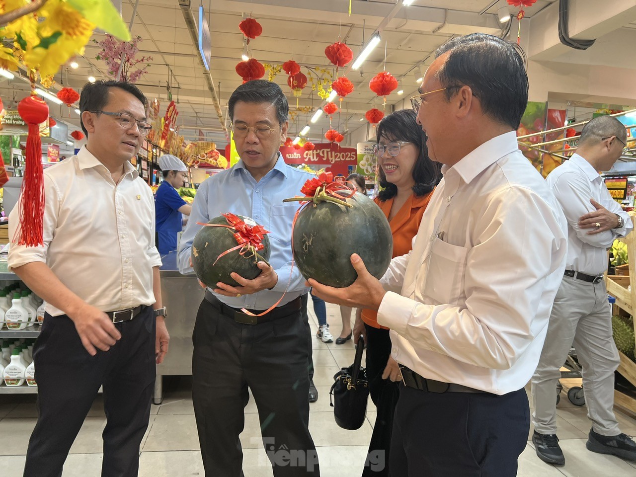 Lãnh đạo TPHCM bất ngờ 'vi hành' loạt siêu thị - Ảnh 3