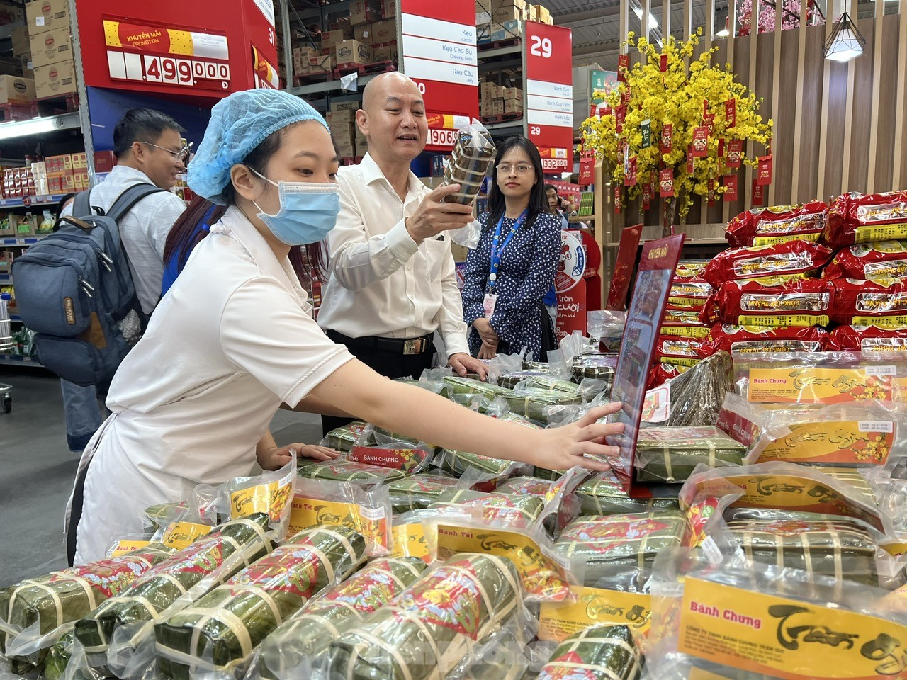 Lãnh đạo TPHCM bất ngờ 'vi hành' loạt siêu thị - Ảnh 4