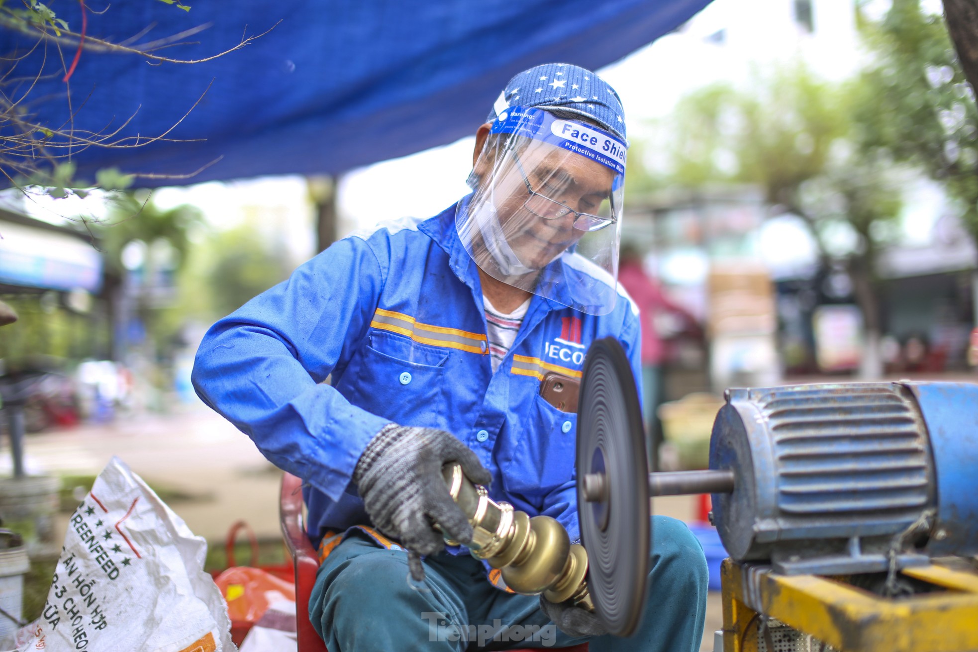 Tò mò nghề đánh bóng 'báu vật' mỗi năm một lần - Ảnh 1