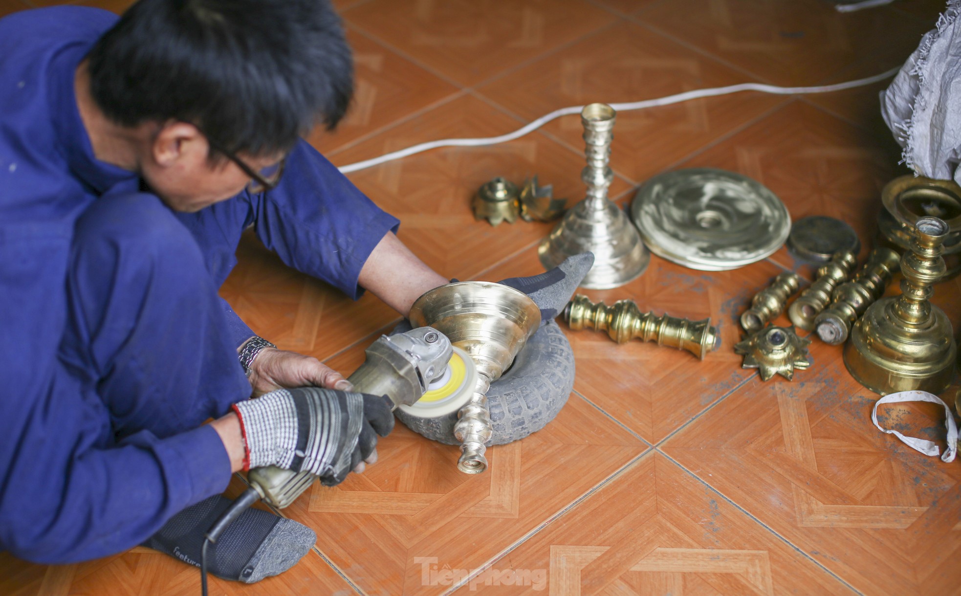 Tò mò nghề đánh bóng 'báu vật' mỗi năm một lần - Ảnh 4