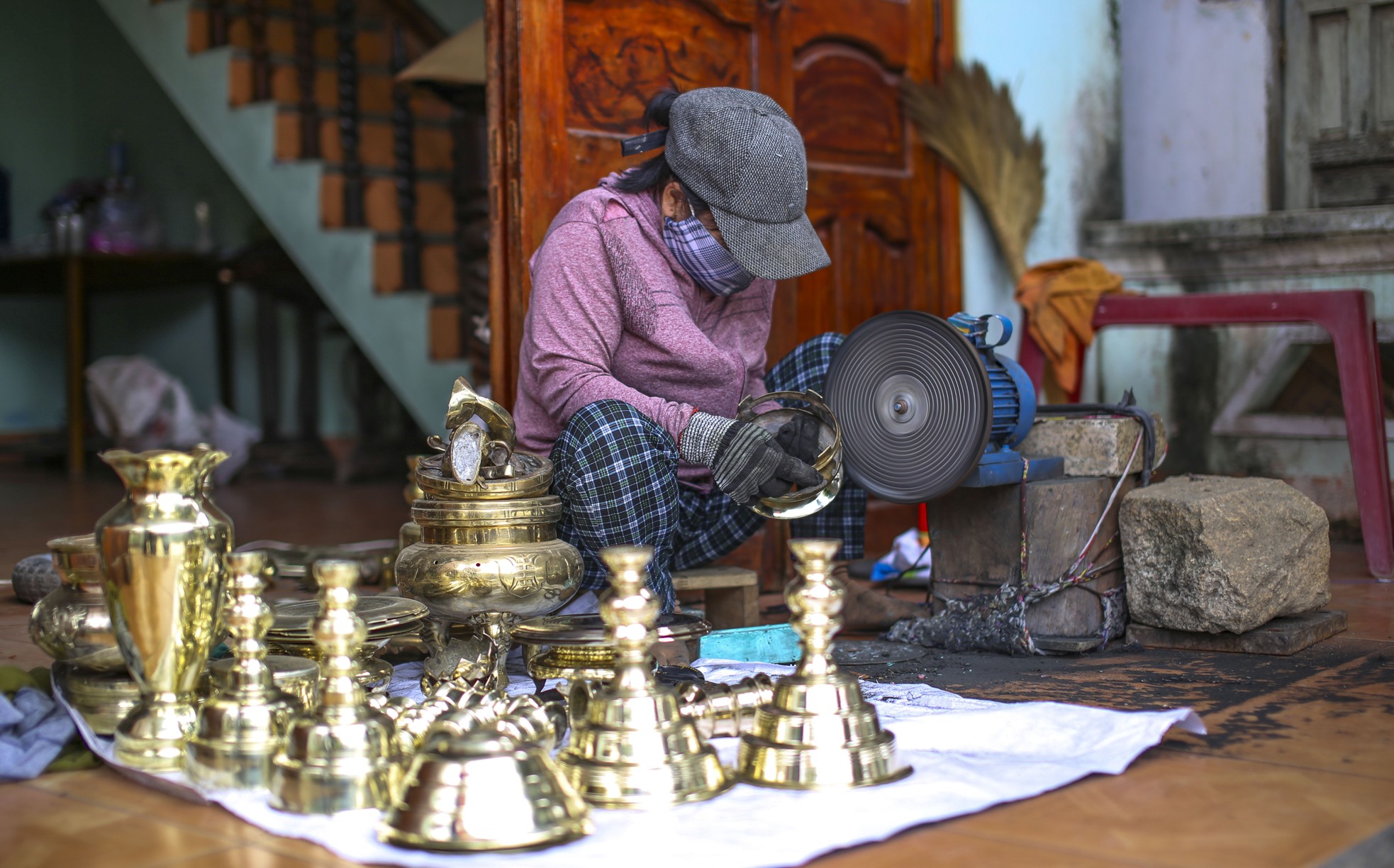 Tò mò nghề đánh bóng 'báu vật' mỗi năm một lần - Ảnh 5