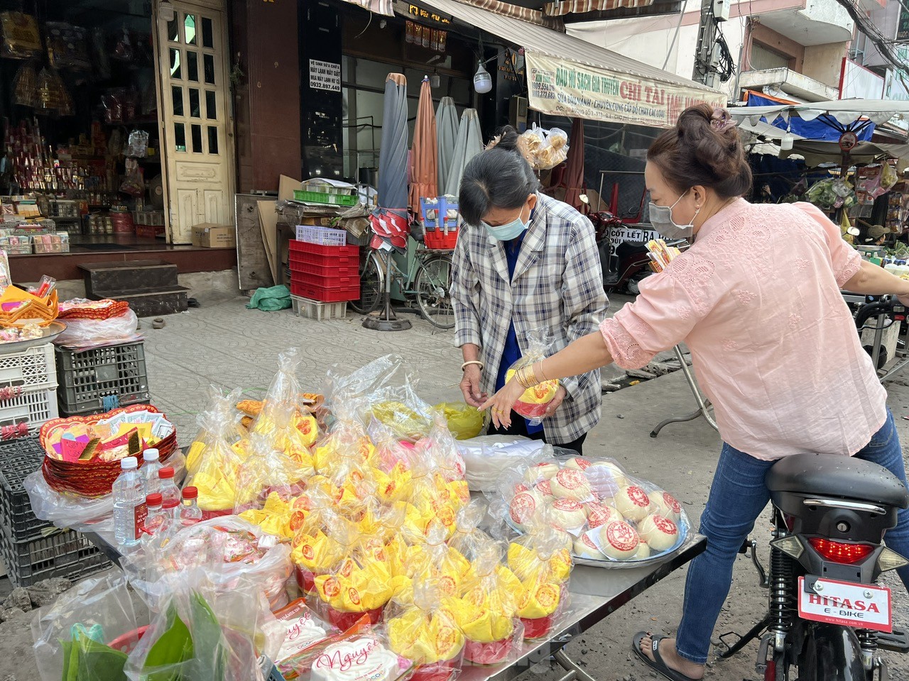 Thực phẩm mùng 2 Tết giá tăng nhẹ vẫn hút khách - Ảnh 4