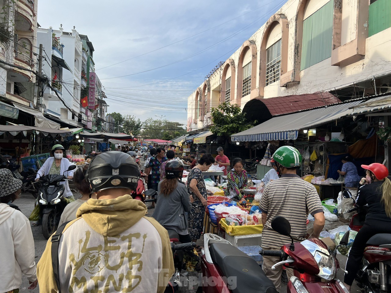 Thực phẩm mùng 2 Tết giá tăng nhẹ vẫn hút khách - Ảnh 1