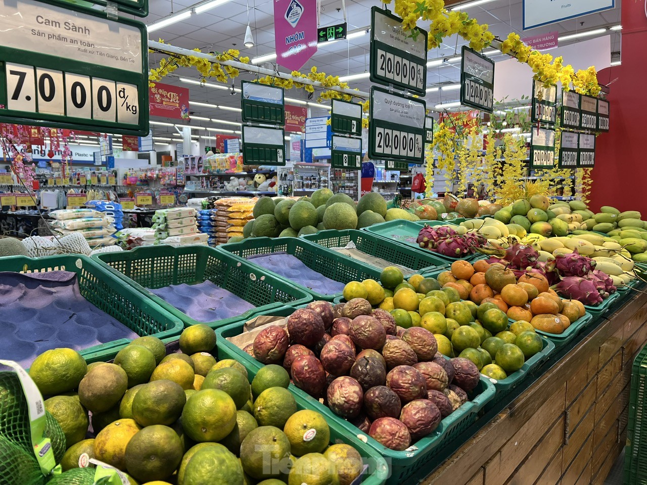 Thực phẩm mùng 2 Tết giá tăng nhẹ vẫn hút khách - Ảnh 12