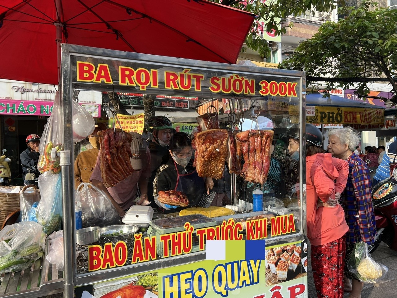 Thực phẩm mùng 2 Tết giá tăng nhẹ vẫn hút khách - Ảnh 7