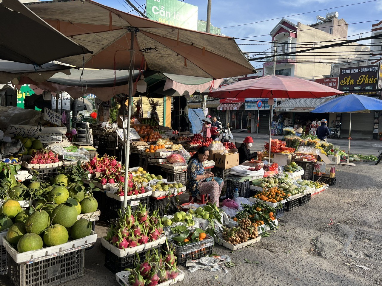 Thực phẩm mùng 2 Tết giá tăng nhẹ vẫn hút khách - Ảnh 6