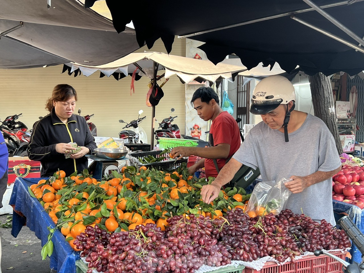 Lễ vật đưa ông Táo về trời đắt khách, mua không cần trả giá - Ảnh 12